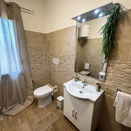 Intero Con Terrazza - Ciaculli Daire